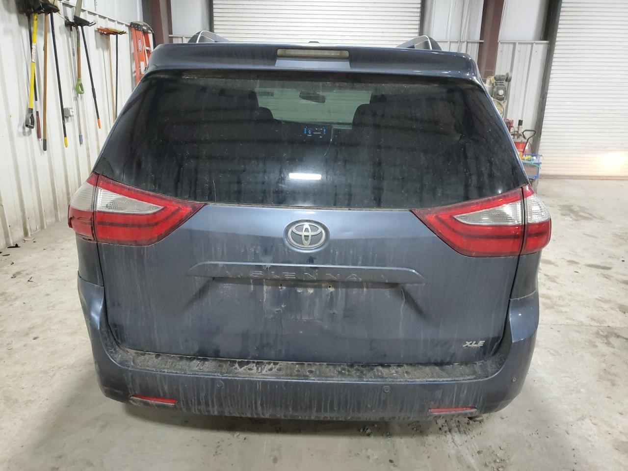 2015 TOYOTA SIENNA XLE - Image 6