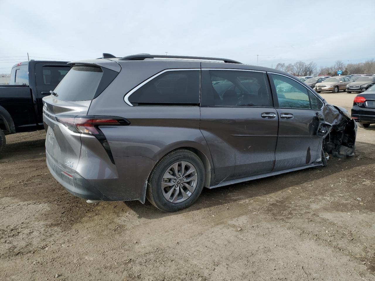 2023 TOYOTA SIENNA XLE - Фото 3