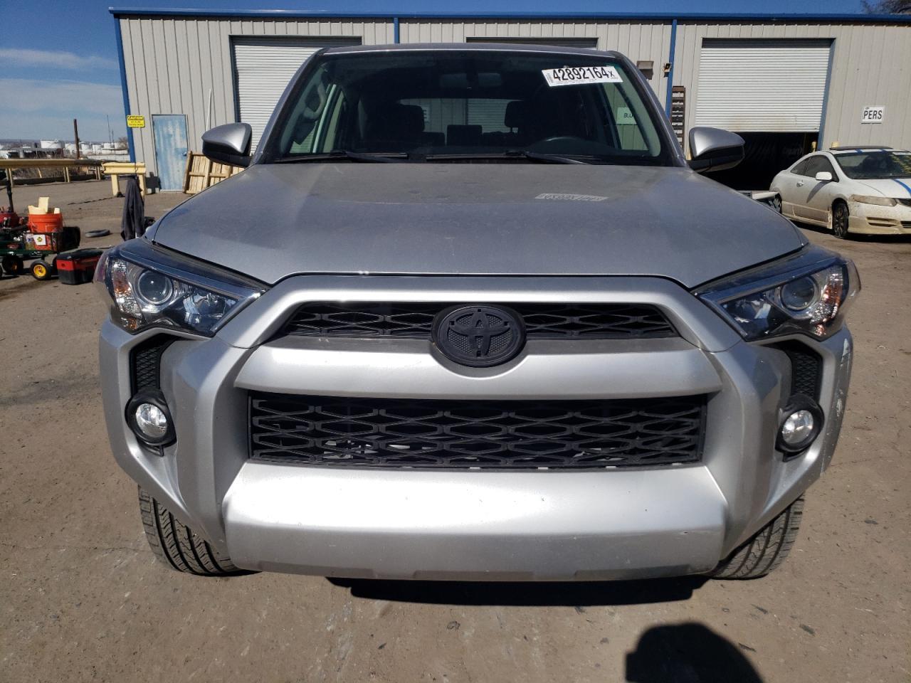 2017 TOYOTA 4RUNNER SR - Фото 5