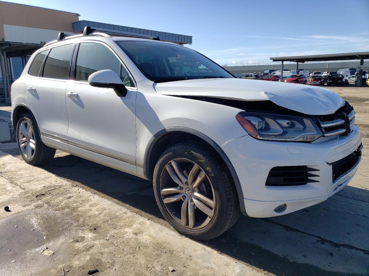 2014 VOLKSWAGEN TOUAREG V6 - Image 4