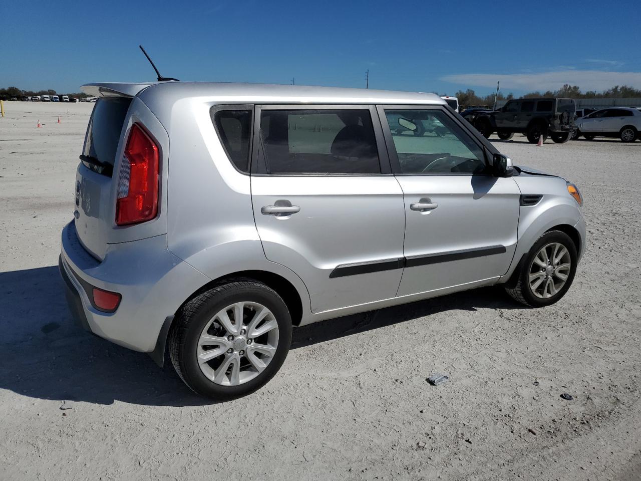 2013 KIA SOUL + - Image 3