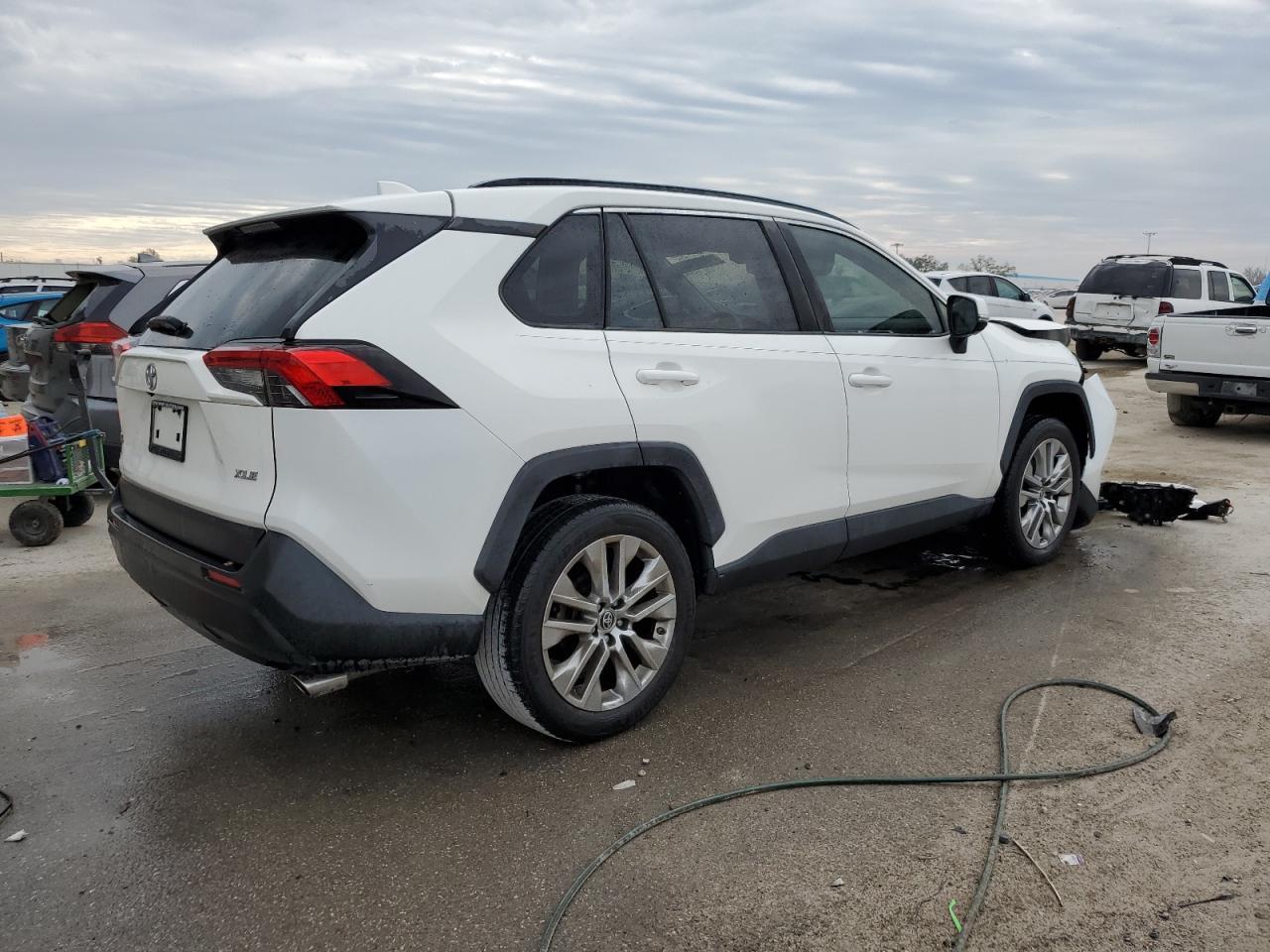 2019 TOYOTA RAV4 XLE P - Фото 3