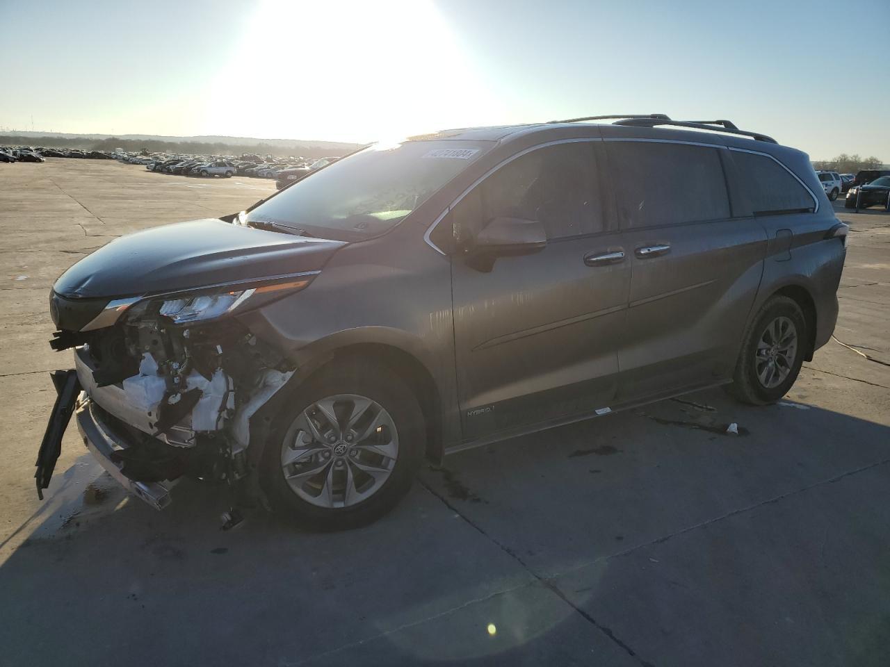 2021 TOYOTA SIENNA XLE car image