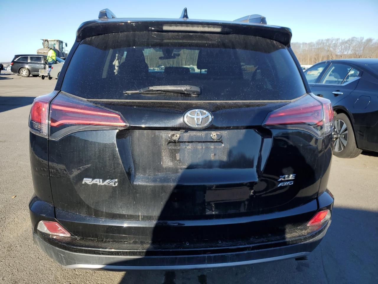 2017 TOYOTA RAV4 XLE - Фото 6
