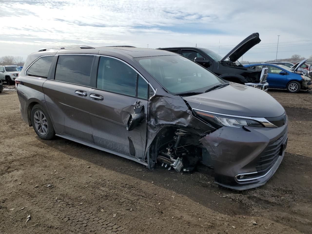 2023 TOYOTA SIENNA XLE - Фото 4
