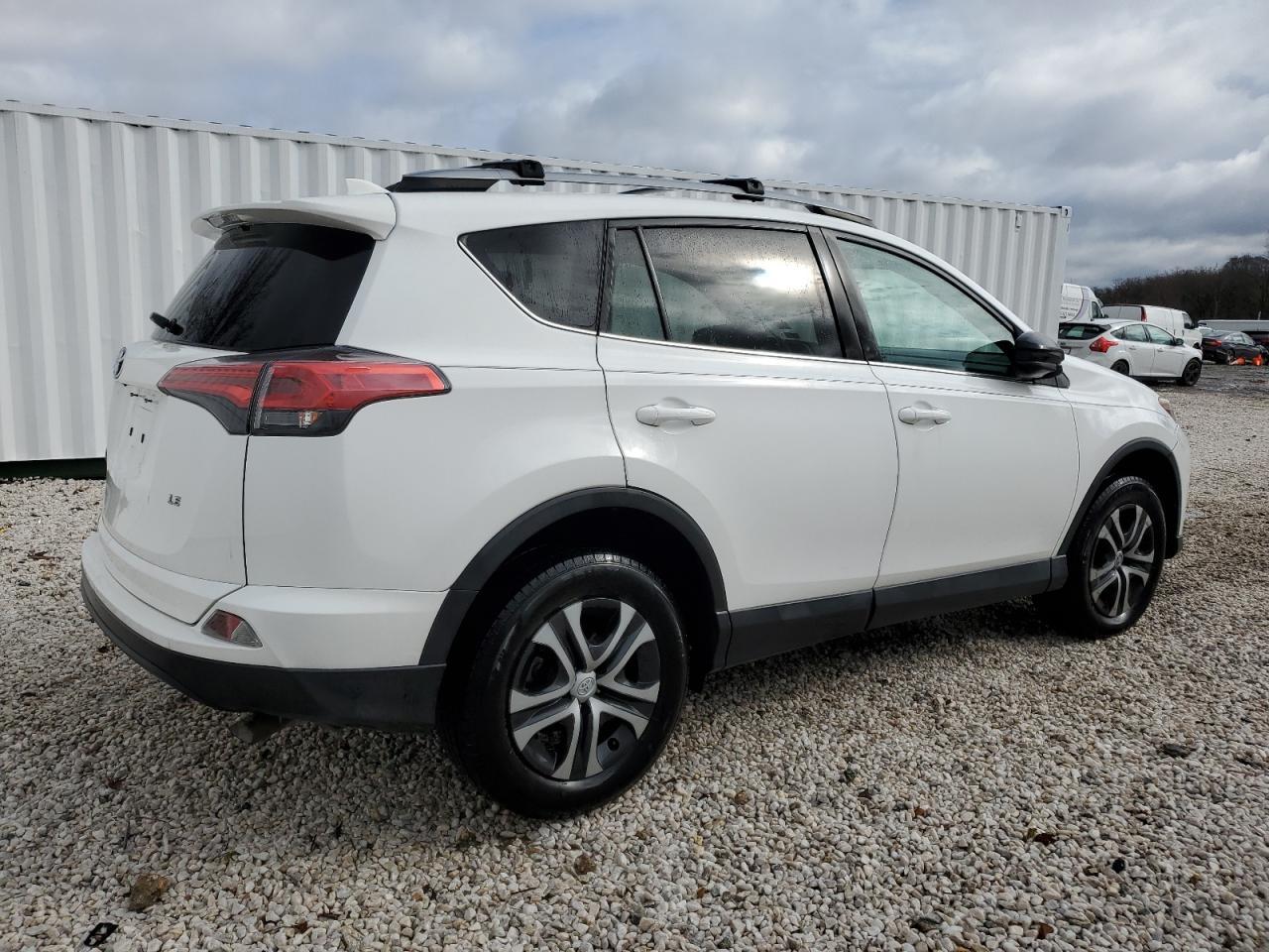 2017 TOYOTA RAV4 LE - Фото 3