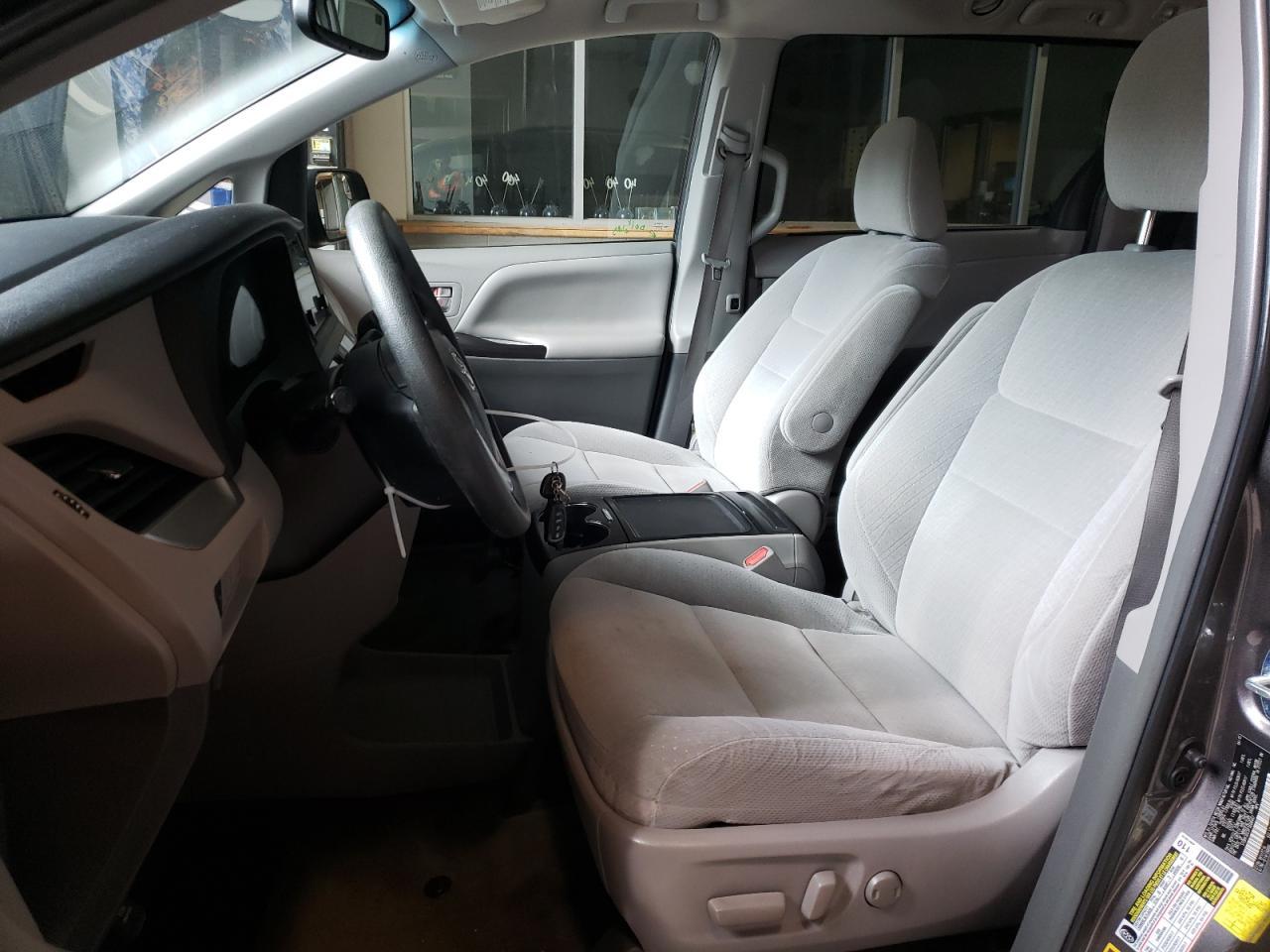 2015 TOYOTA SIENNA LE - Фото 7