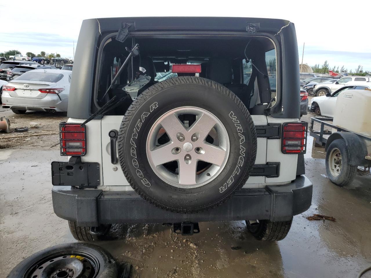 2015 JEEP WRANGLER U - Image 6