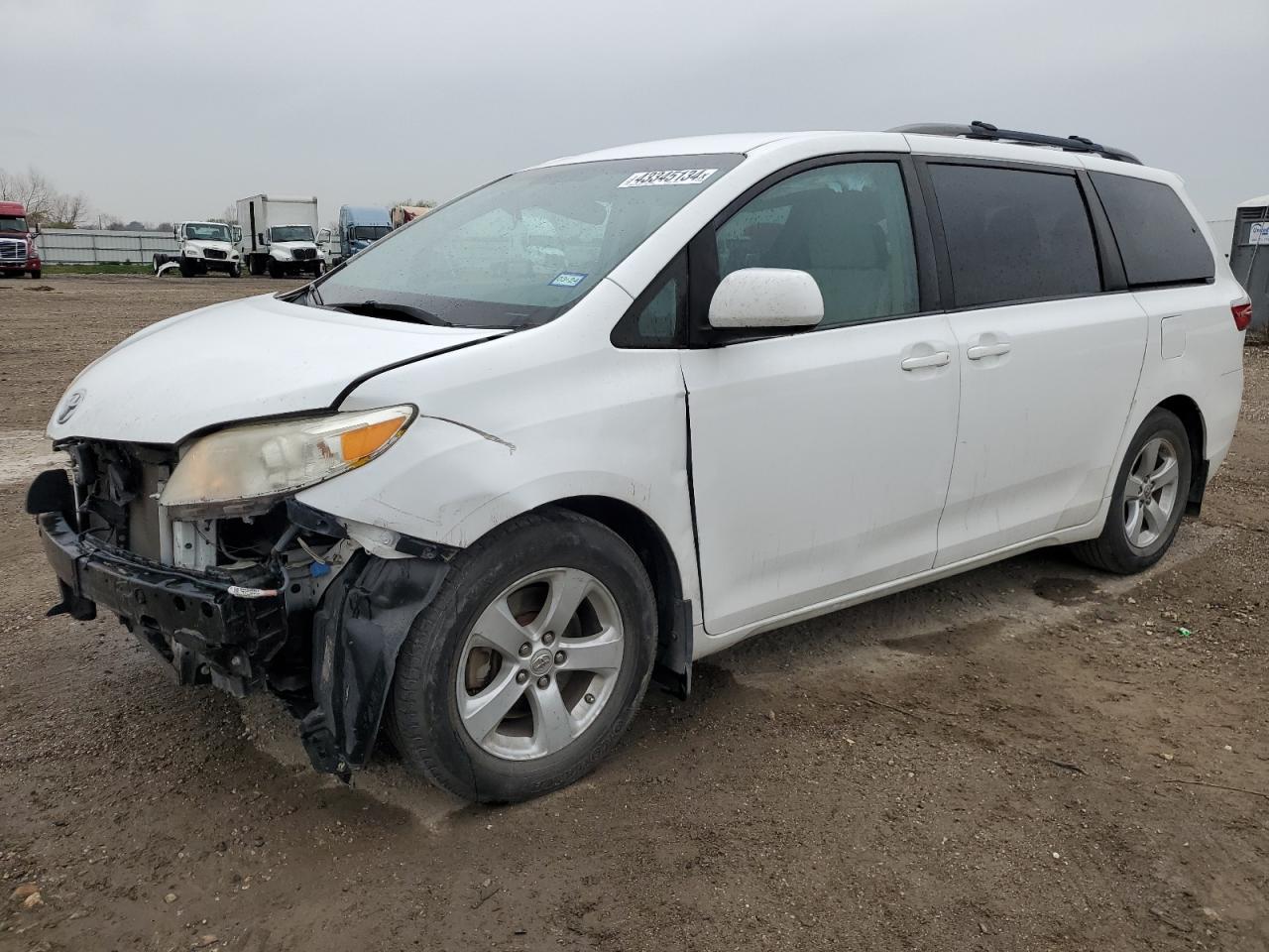 2015 TOYOTA SIENNA LE
