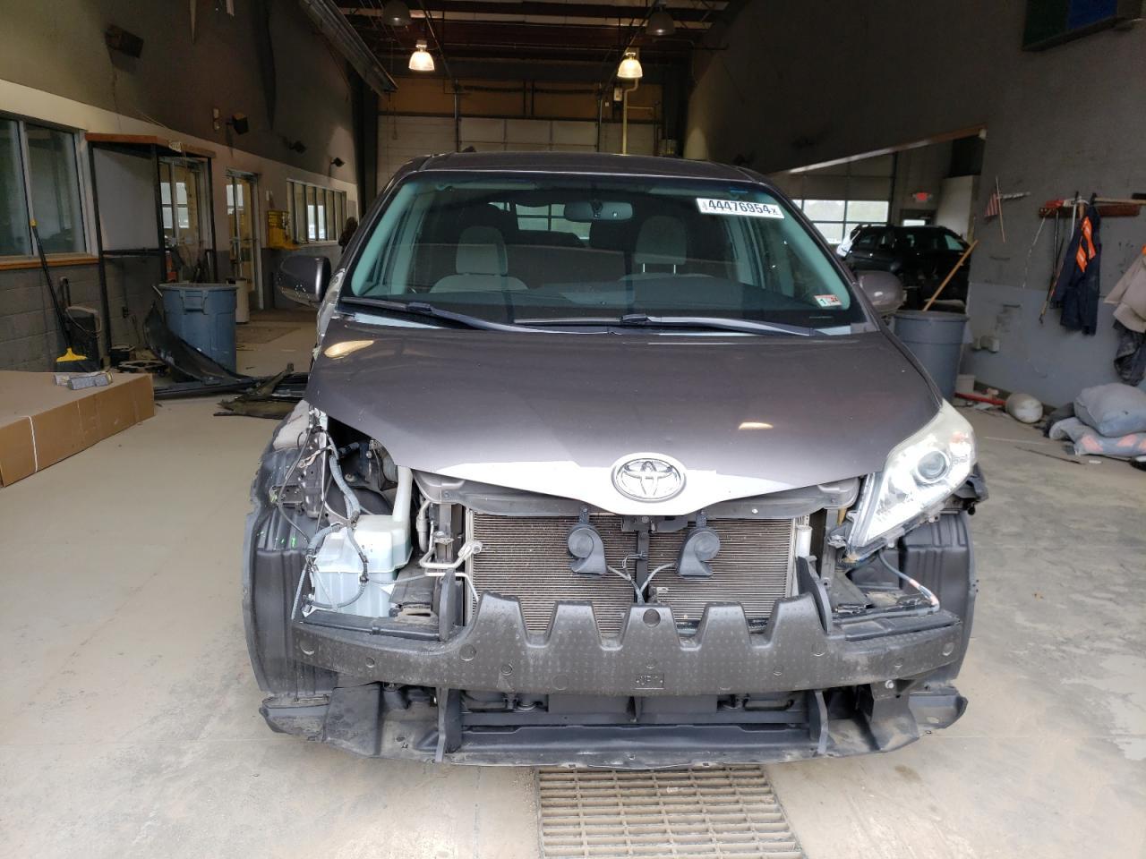 2015 TOYOTA SIENNA LE - Фото 5