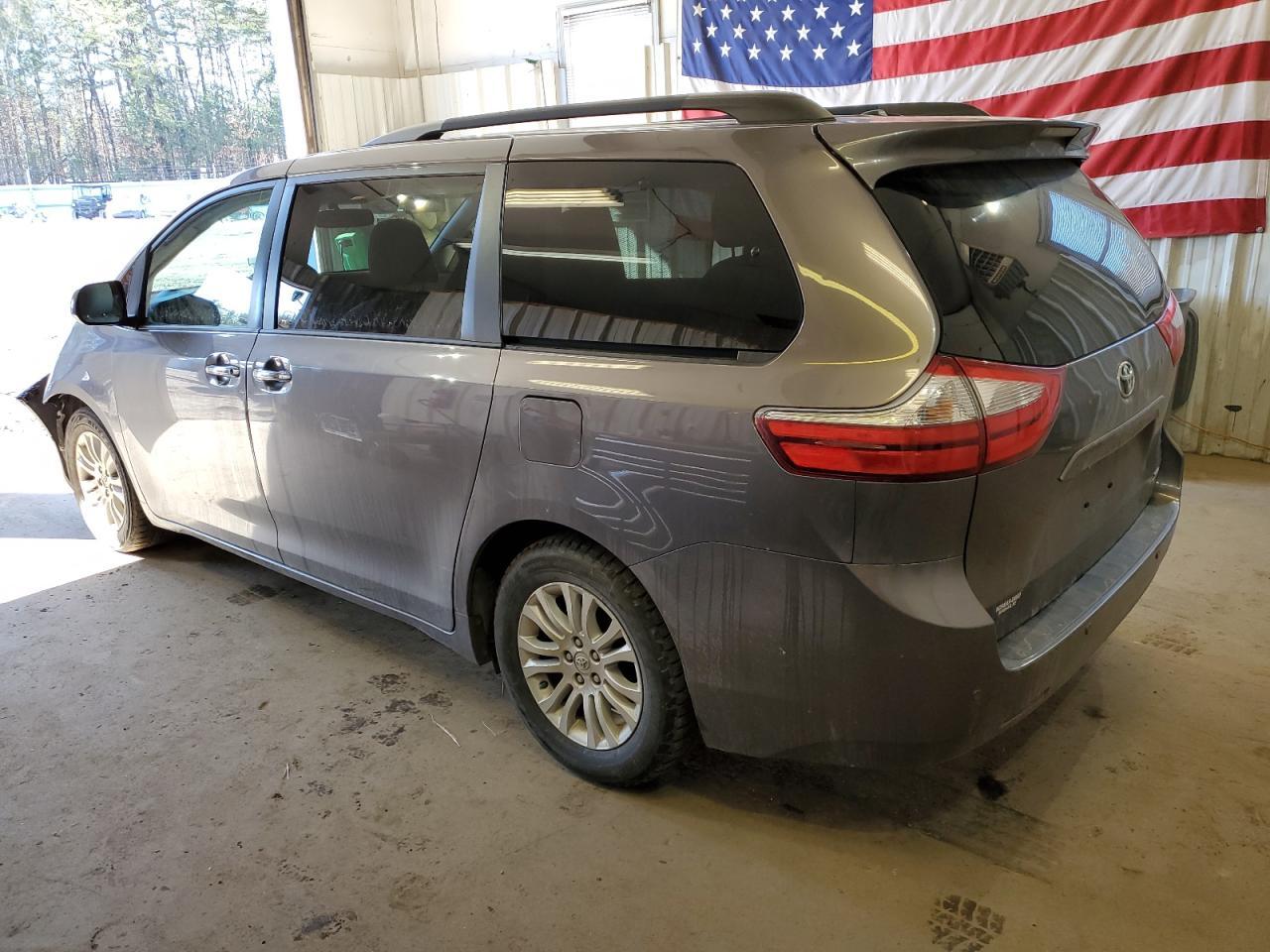 2015 TOYOTA SIENNA XLE - Image 2