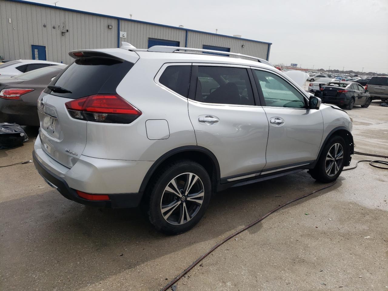 2017 NISSAN ROGUE SV - Фото 3