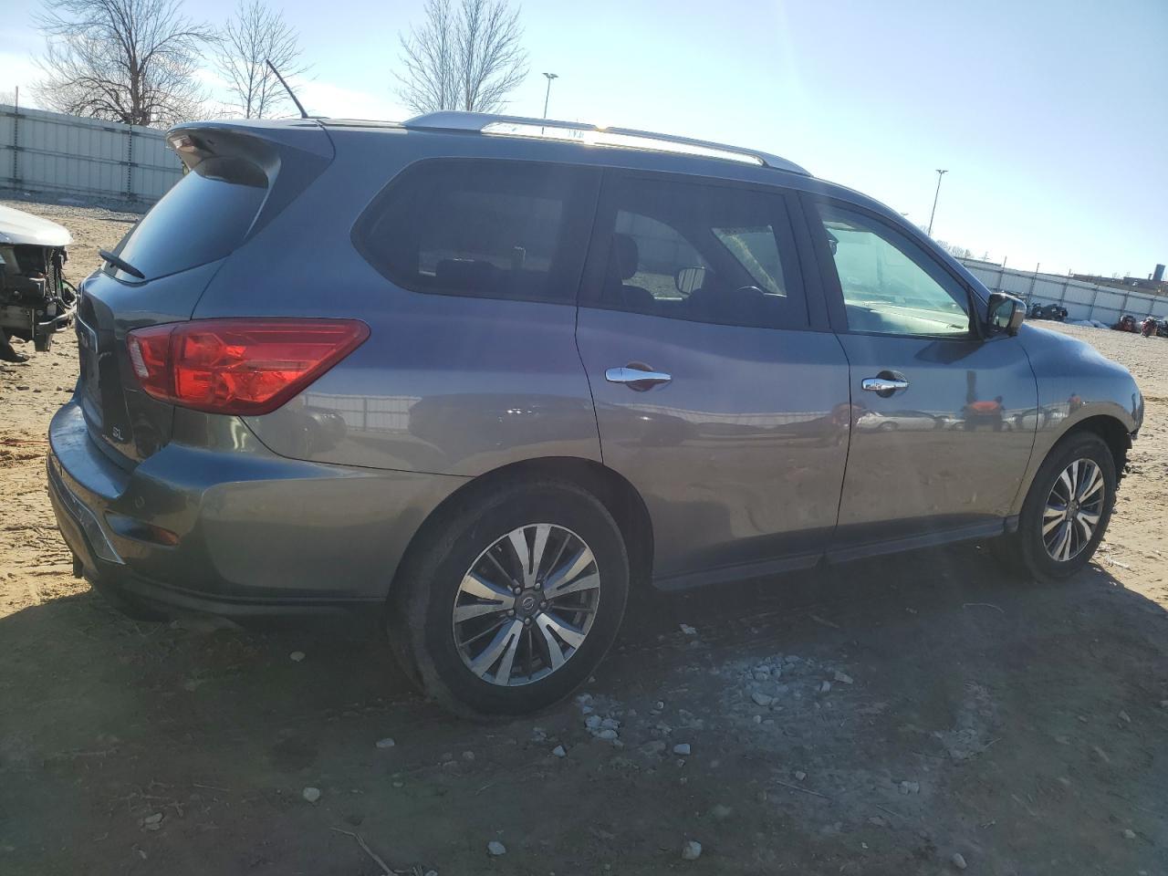 2017 NISSAN PATHFINDER - Фото 3