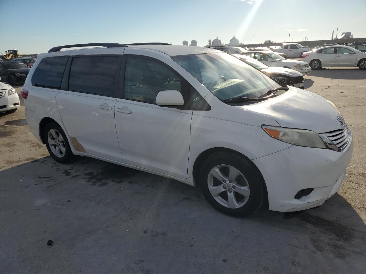 2015 TOYOTA SIENNA LE - Фото 4