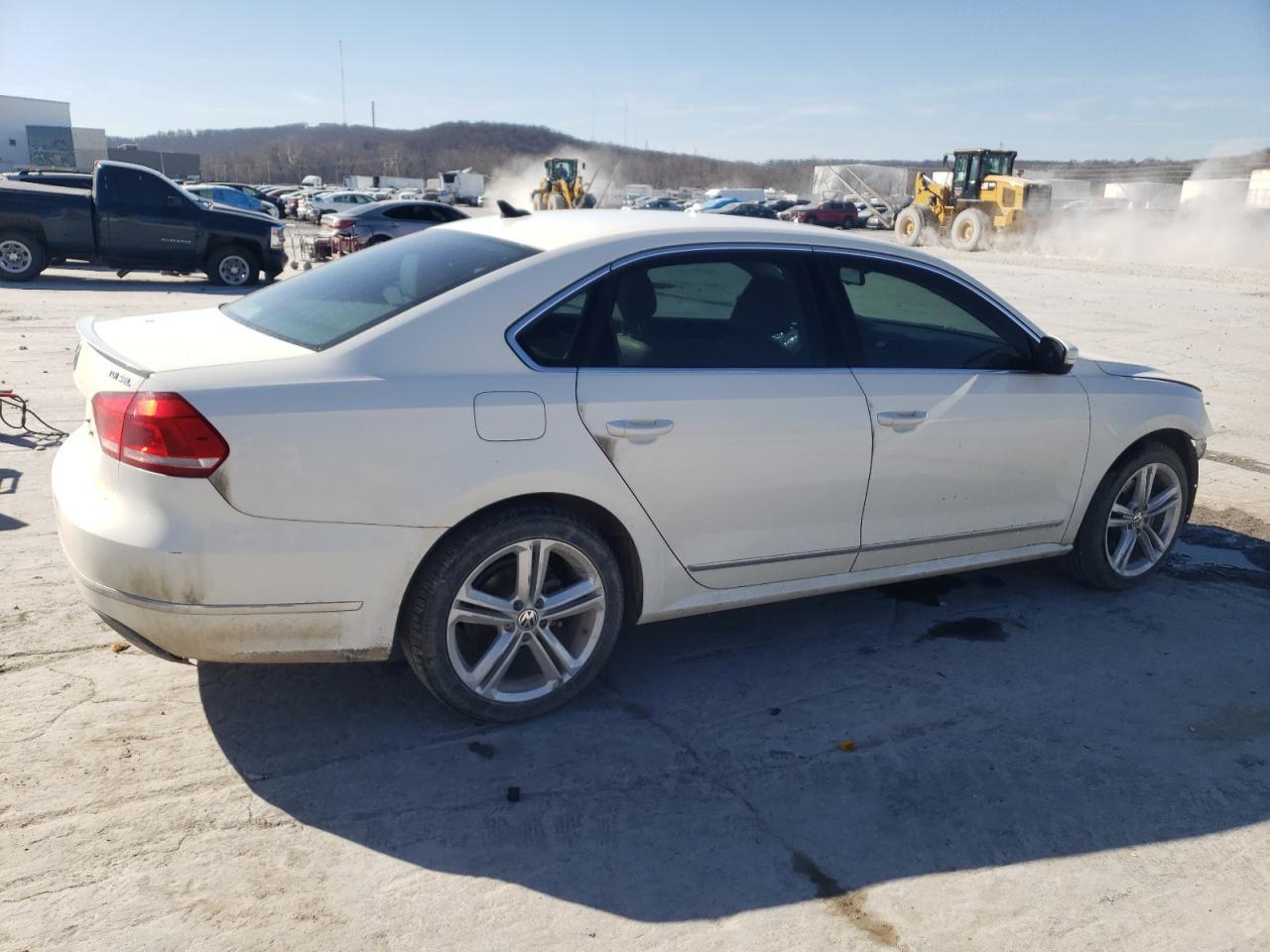 2014 VOLKSWAGEN PASSAT SEL - Фото 3