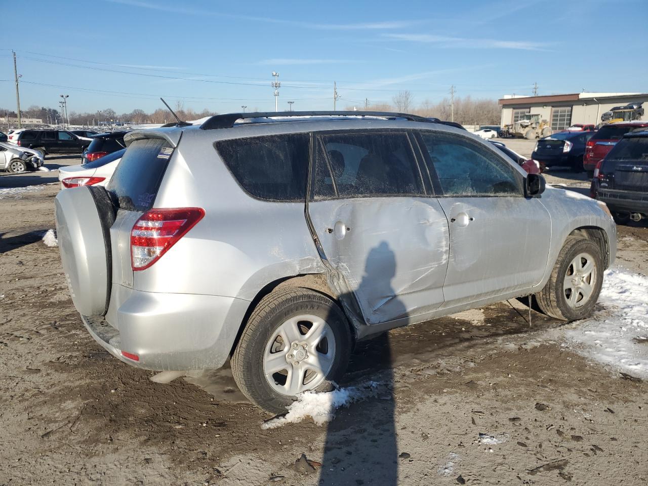 2011 TOYOTA RAV4 - Фото 3