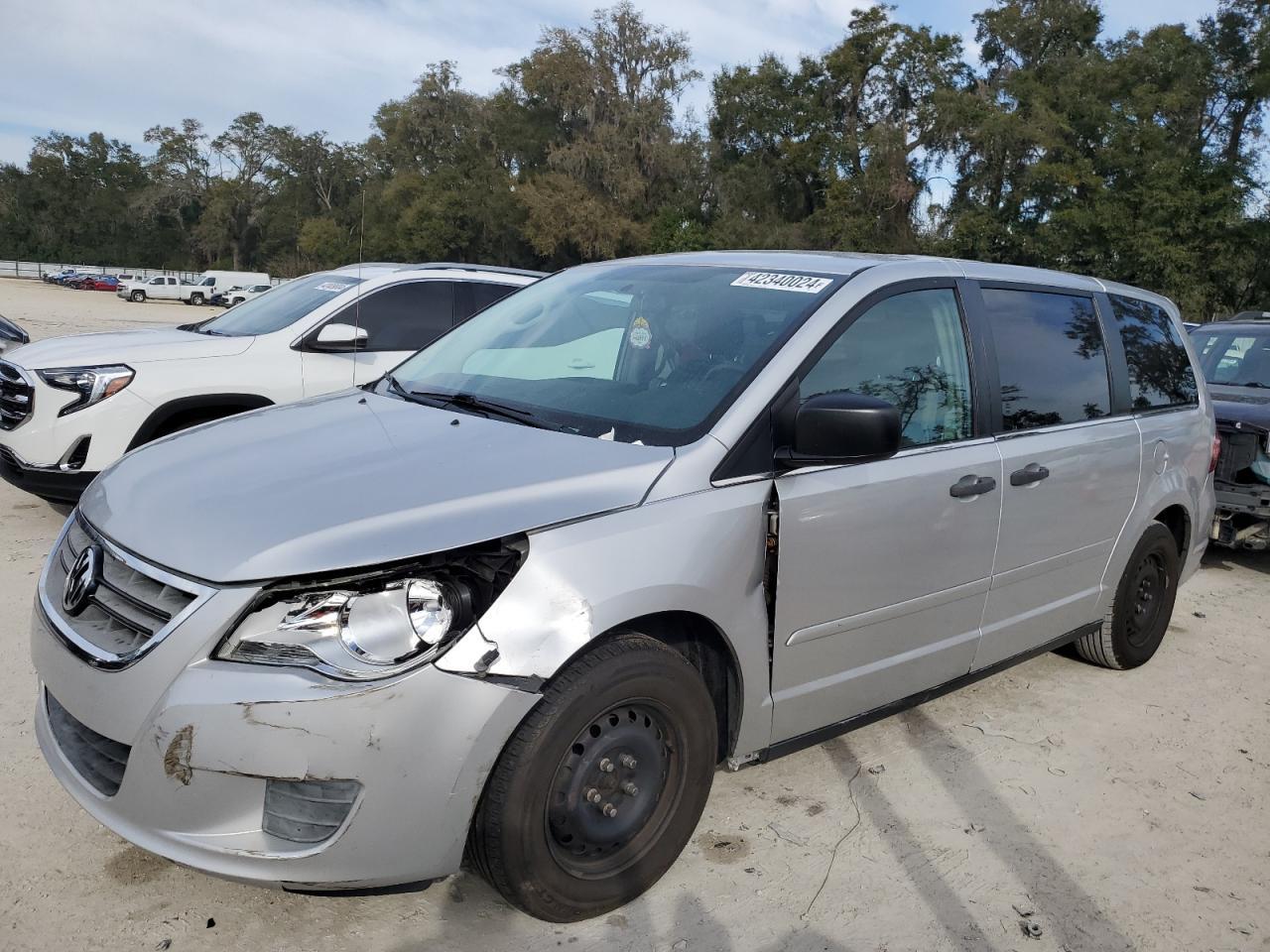 2011 VOLKSWAGEN ROUTAN S car image