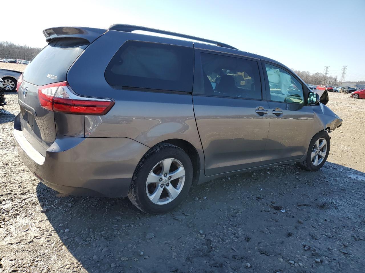 2015 TOYOTA SIENNA LE - Фото 3