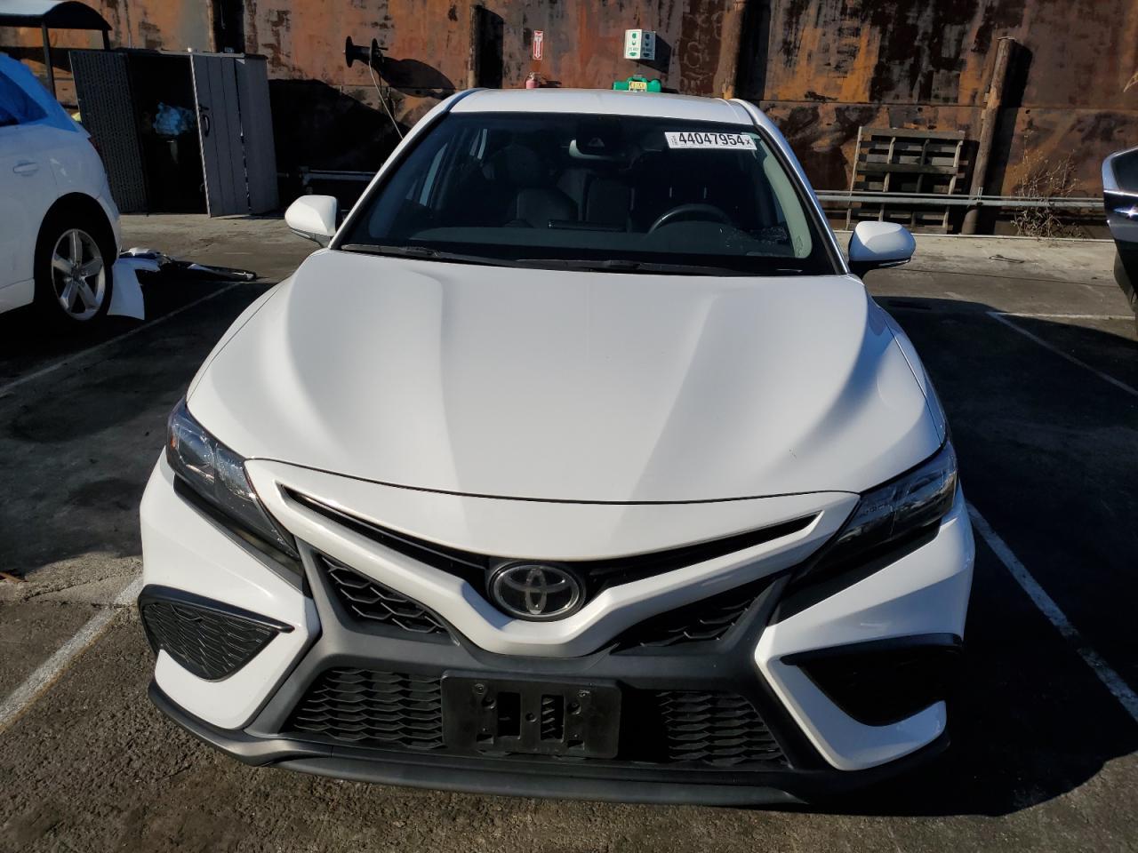2021 TOYOTA CAMRY SE - Фото 5
