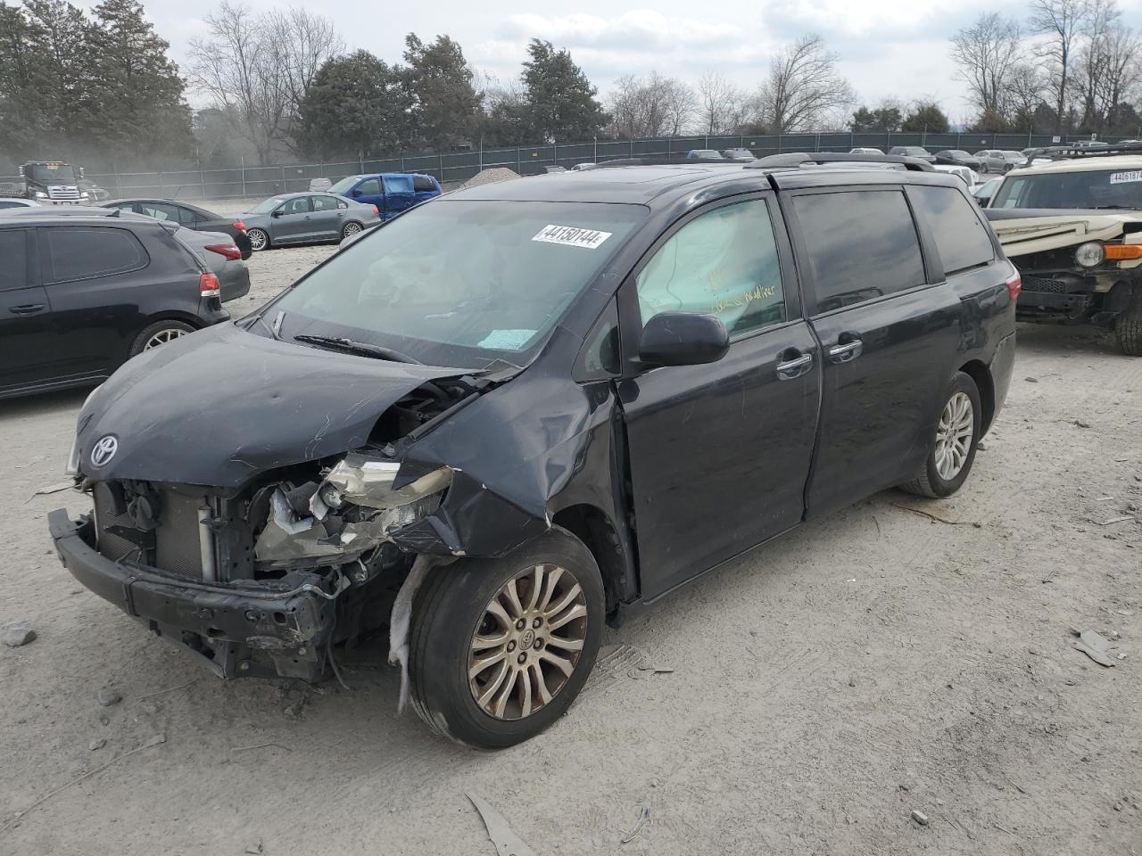 2016 TOYOTA SIENNA car image