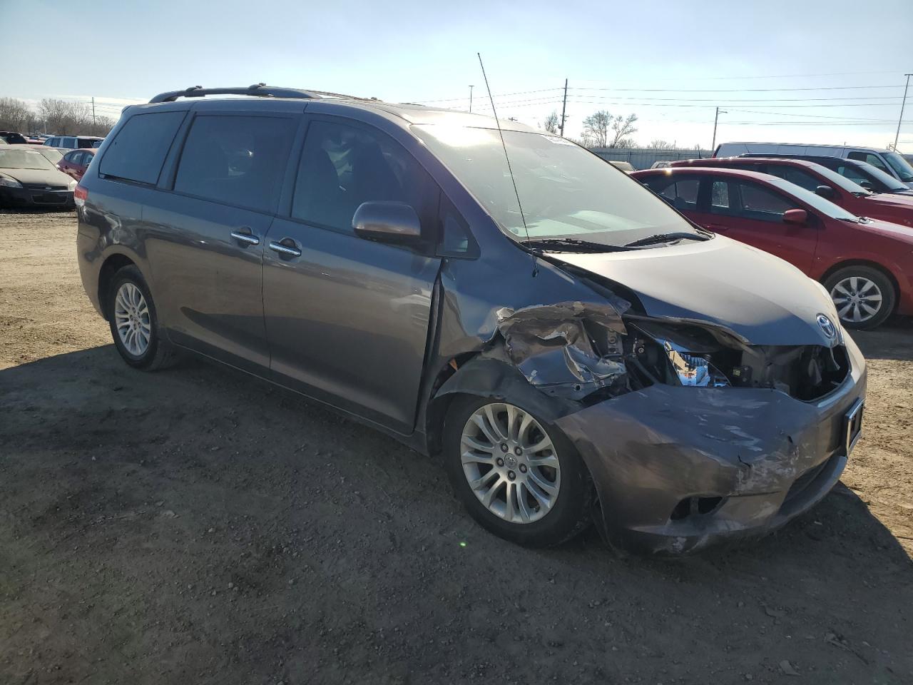 2013 TOYOTA SIENNA XLE - Фото 4