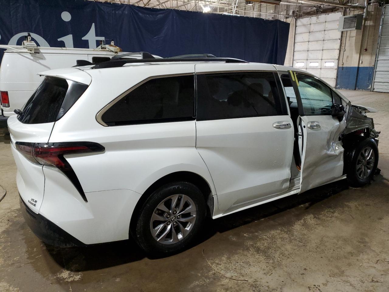2023 TOYOTA SIENNA XLE - Image 3