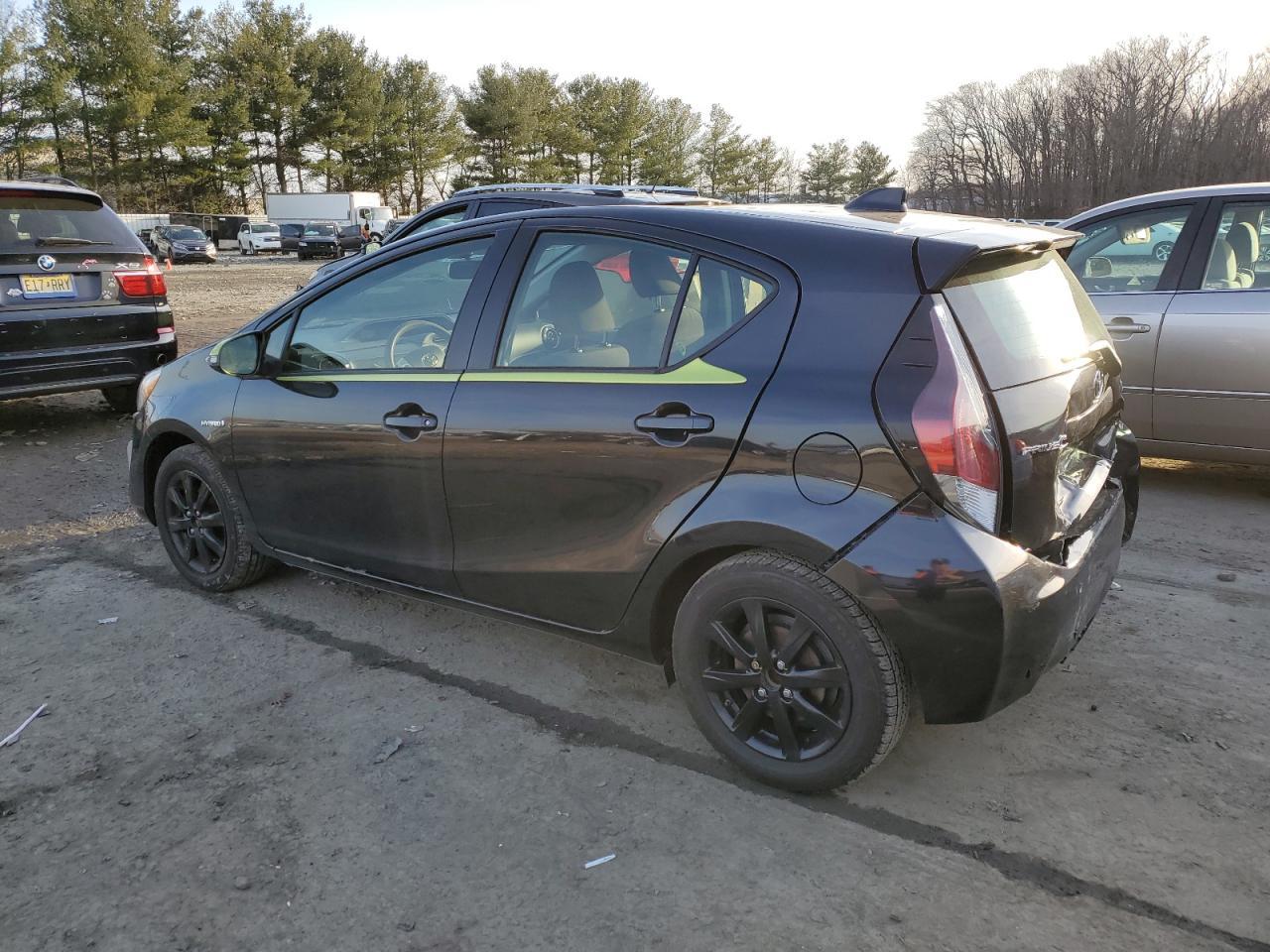 2016 TOYOTA PRIUS C - Image 2