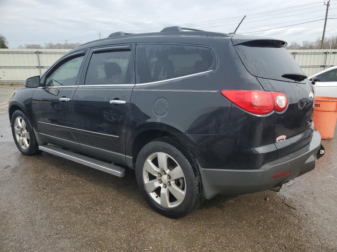 2011 CHEVROLET TRAVERSE L - Image 2