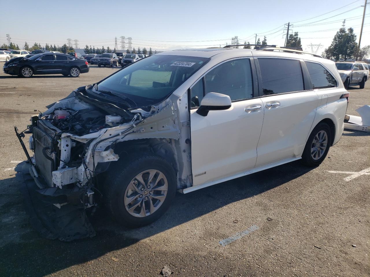 2021 TOYOTA SIENNA XLE car image