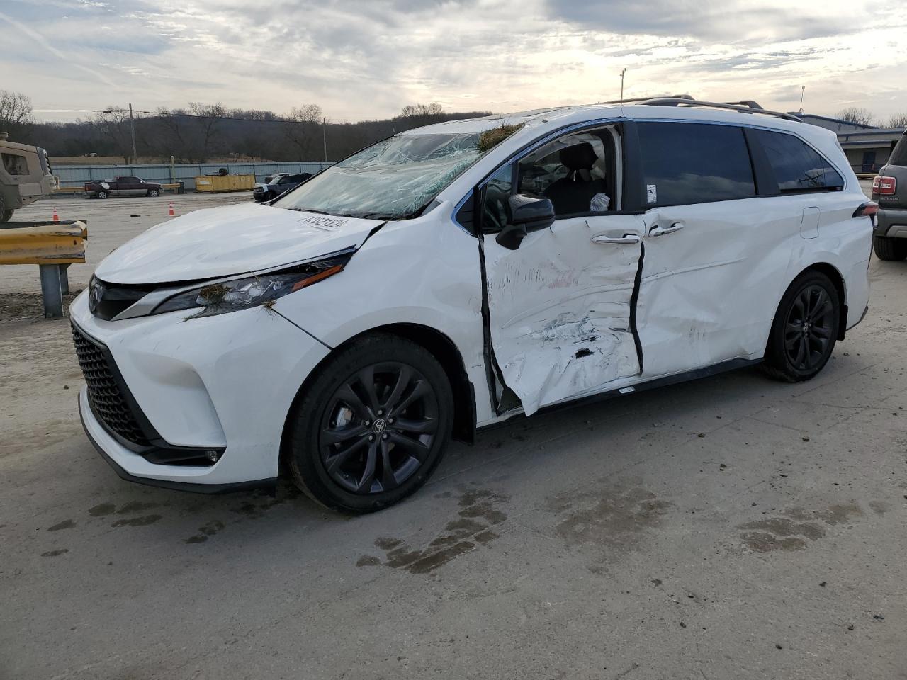 2024 TOYOTA SIENNA XSE car image