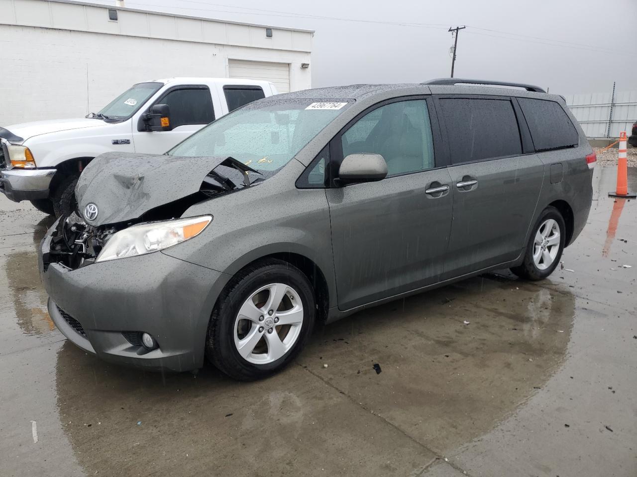 2011 TOYOTA SIENNA XLE