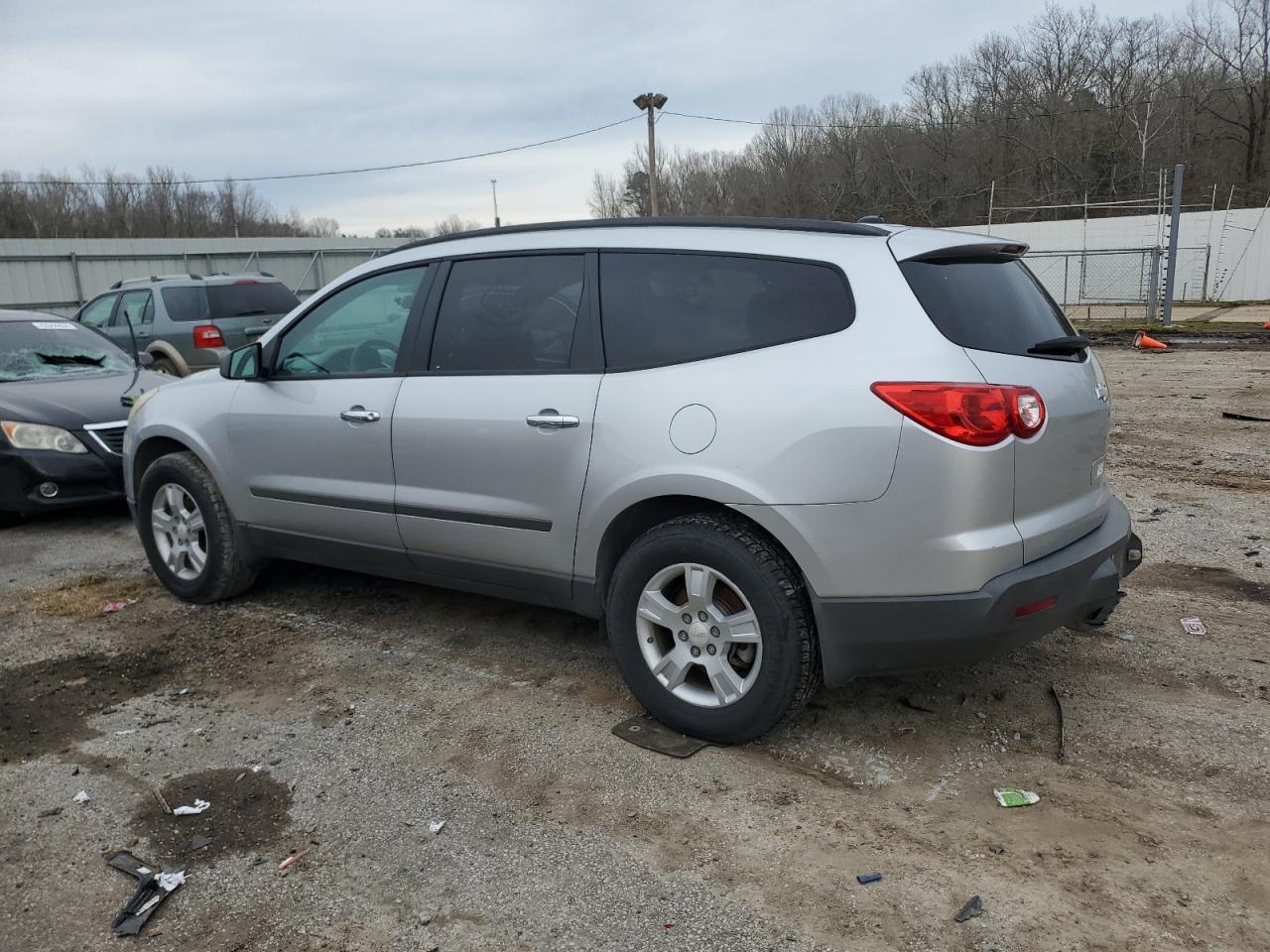 2011 CHEVROLET TRAVERSE L - Фото 2