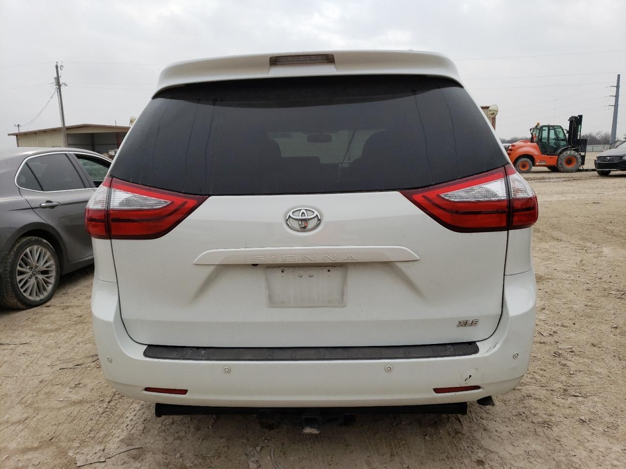 2015 TOYOTA SIENNA XLE - Image 6