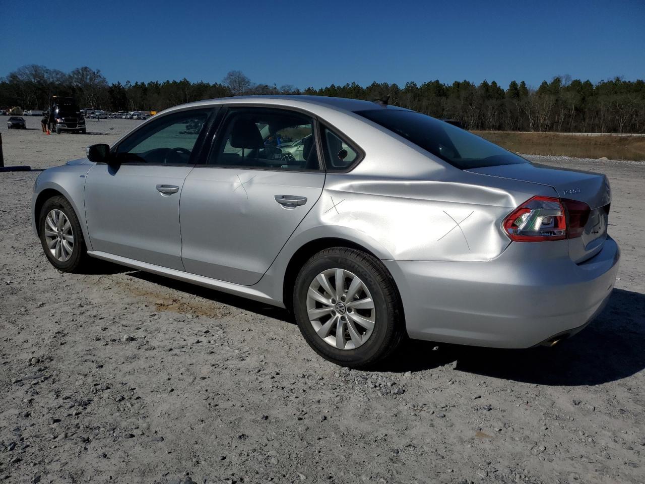 2015 VOLKSWAGEN PASSAT S - Image 2