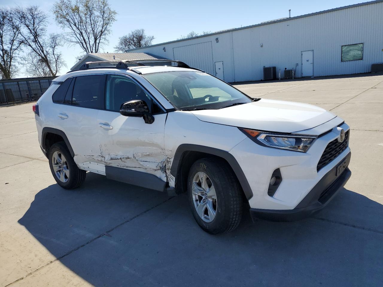 2020 TOYOTA RAV4 XLE - Image 4