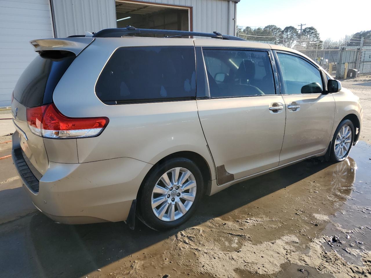 2011 TOYOTA SIENNA XLE - Image 3