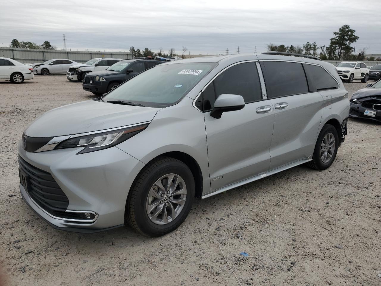 2021 TOYOTA SIENNA XLE car image