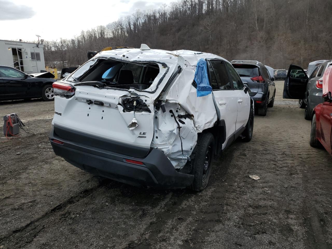 2021 TOYOTA RAV4 LE - Фото 3