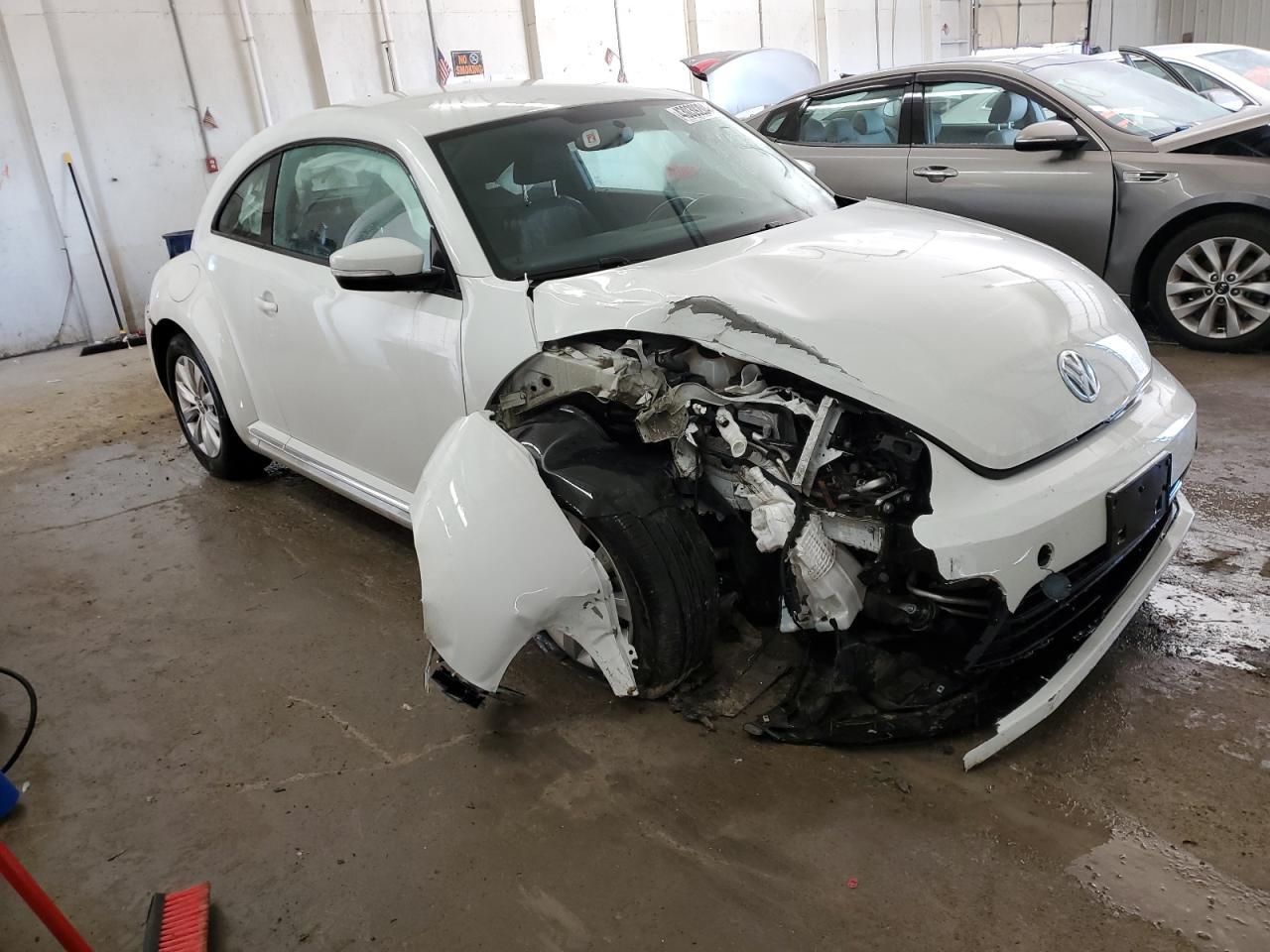 2019 VOLKSWAGEN BEETLE S - Фото 4
