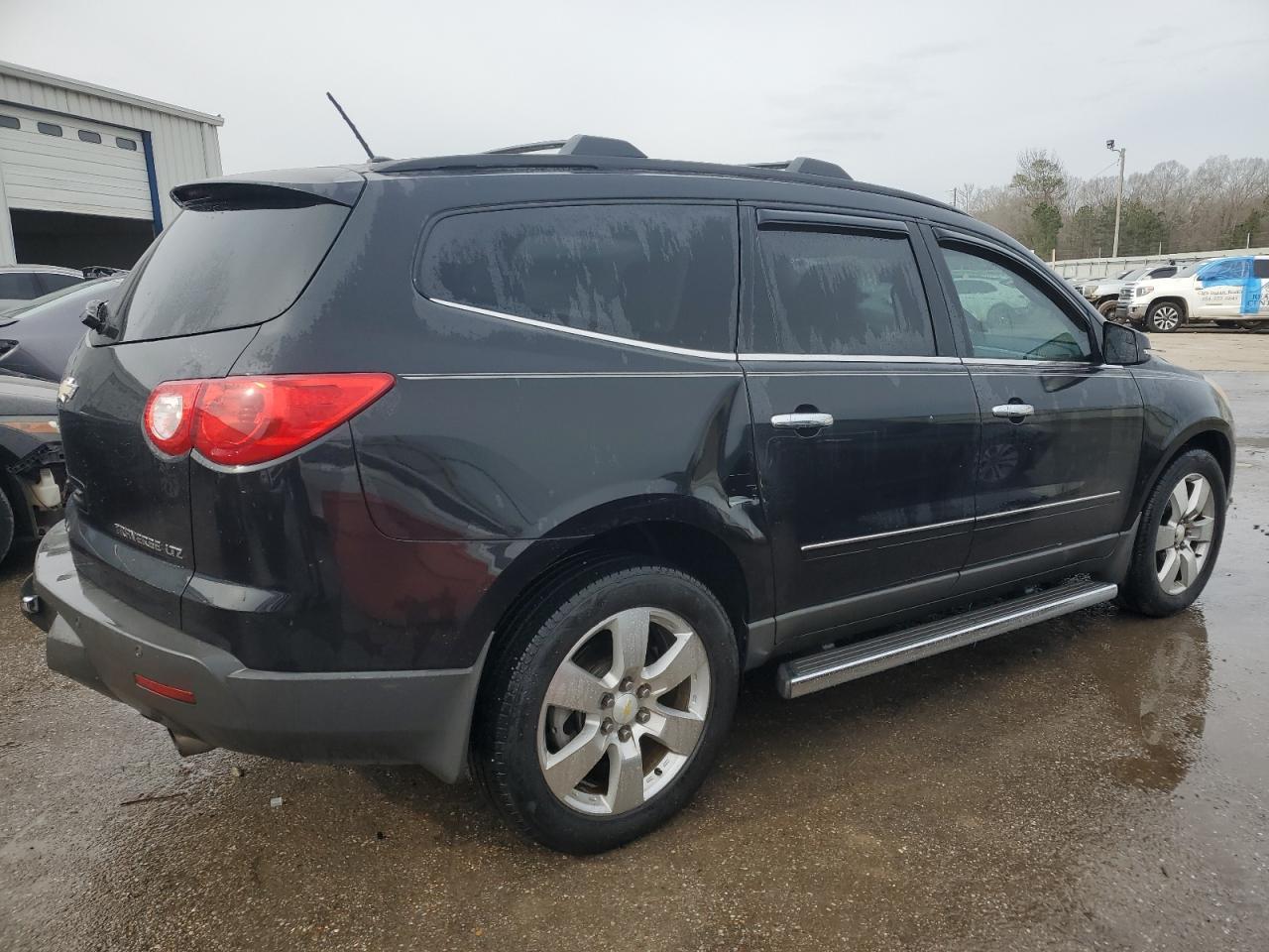 2011 CHEVROLET TRAVERSE L - Image 3