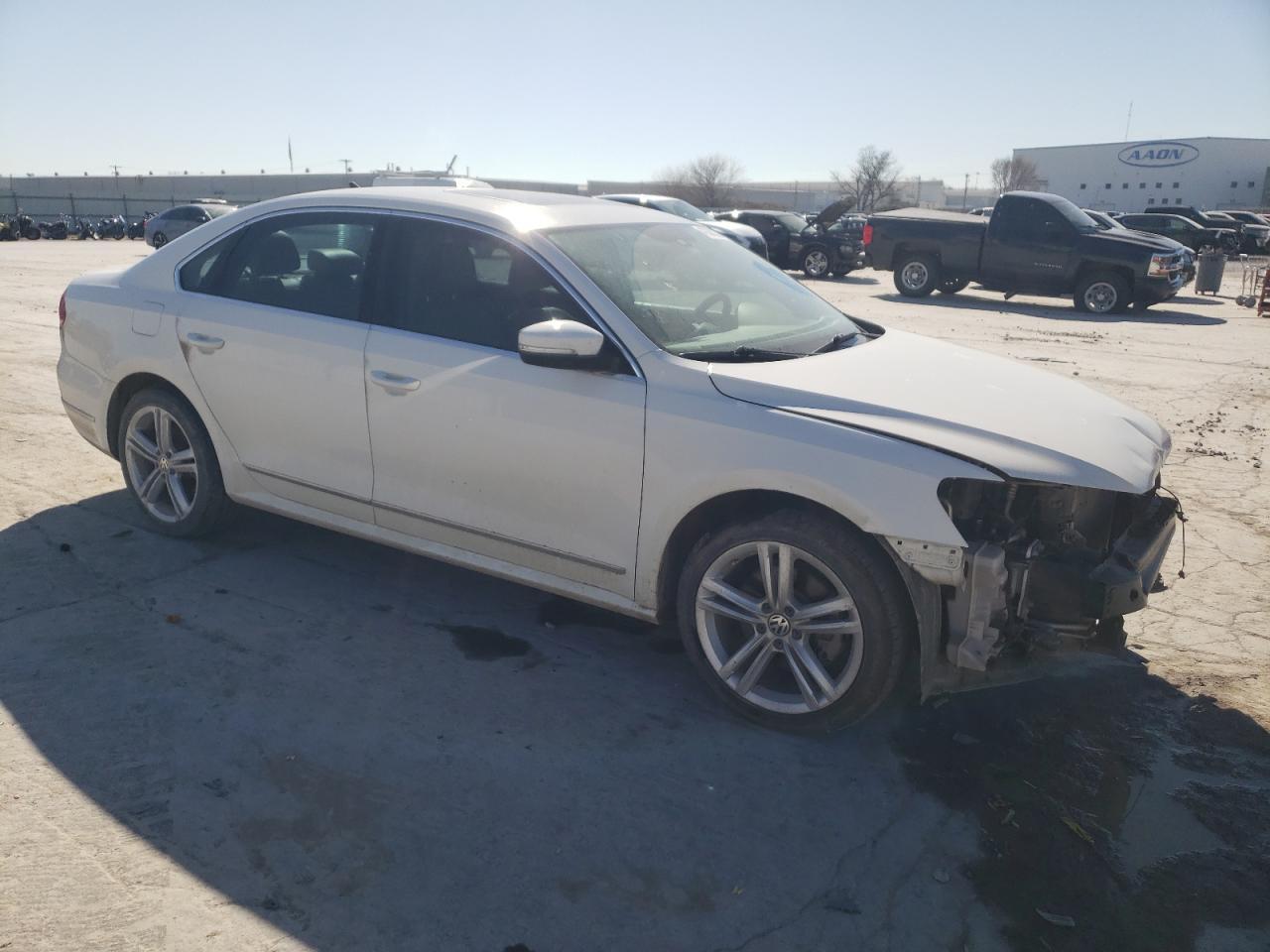 2014 VOLKSWAGEN PASSAT SEL - Фото 4