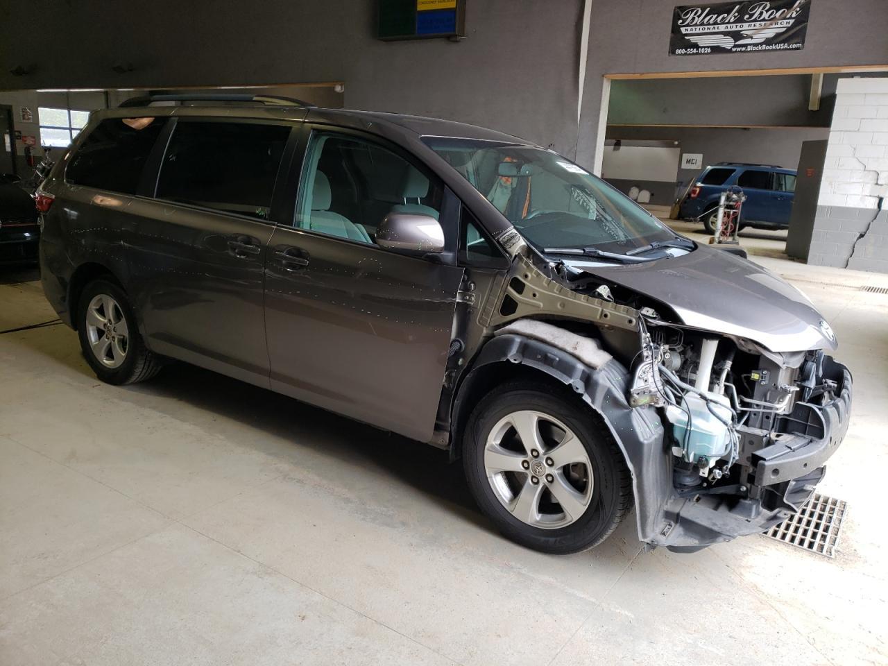 2015 TOYOTA SIENNA LE - Фото 4