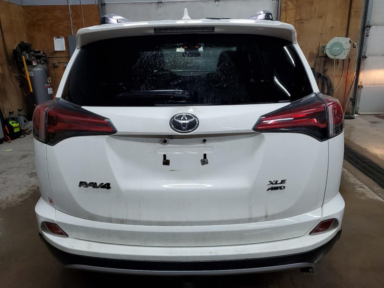 2017 TOYOTA RAV4 XLE - Фото 6