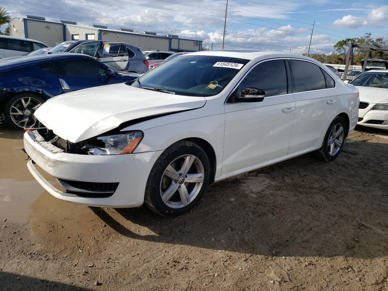 2013 VOLKSWAGEN PASSAT SE car image