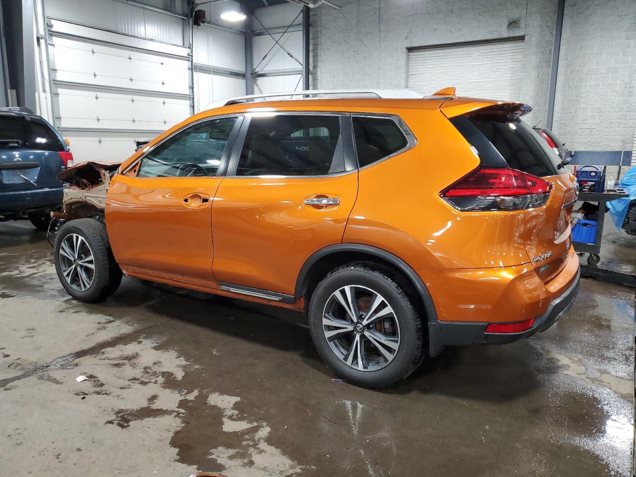 2017 NISSAN ROGUE SV - Фото 2