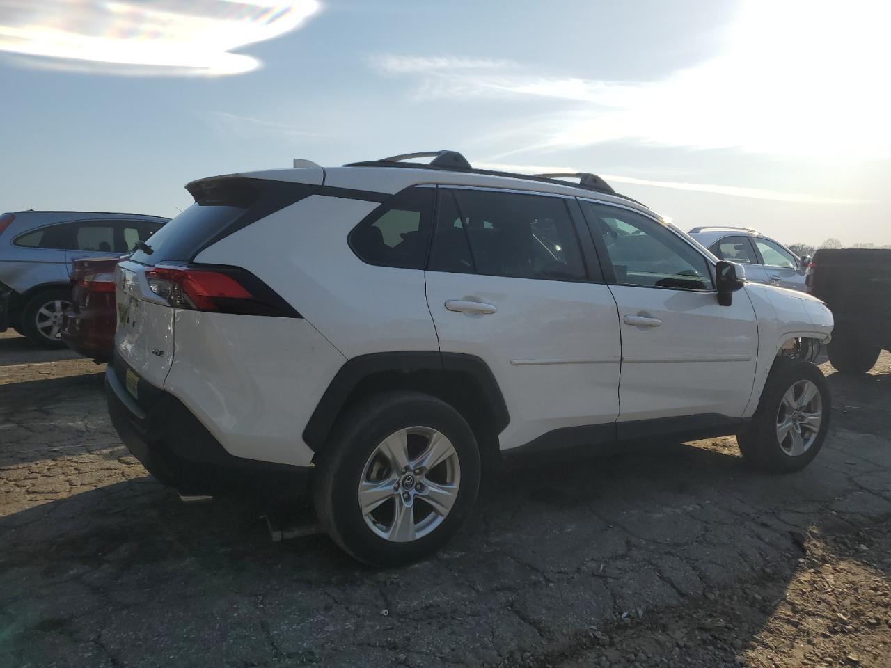 2020 TOYOTA RAV4 XLE - Фото 3