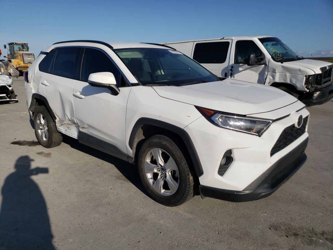 2020 TOYOTA RAV4 XLE - Image 4