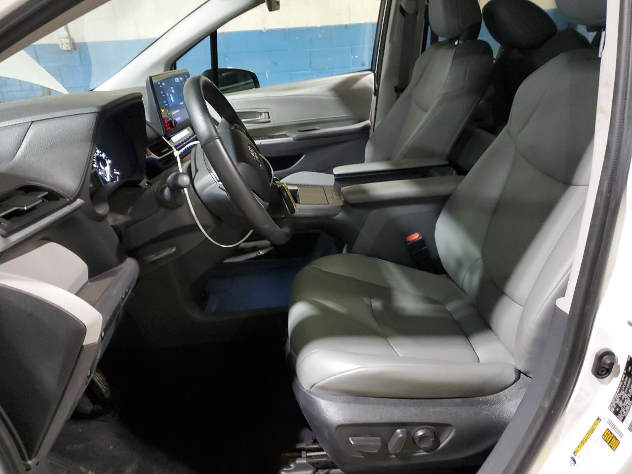2023 TOYOTA SIENNA XLE - Image 7