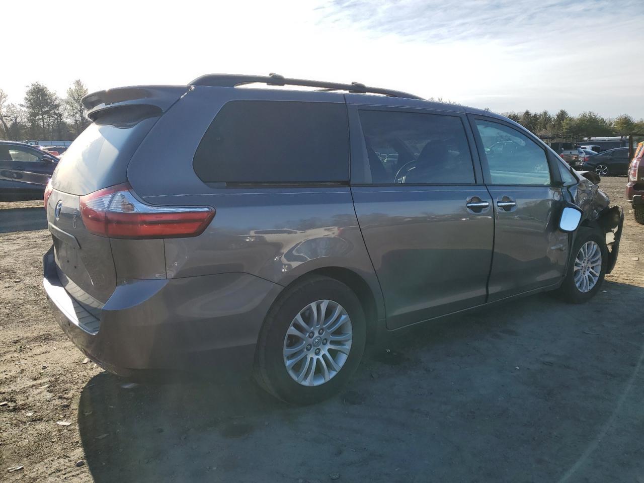 2015 TOYOTA SIENNA XLE - Фото 3