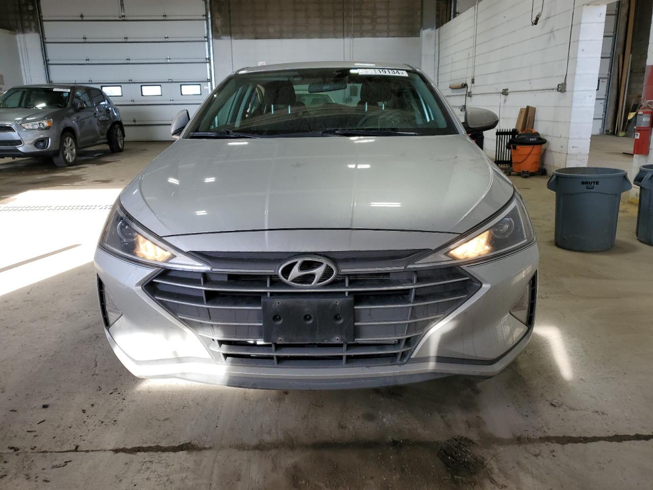 2019 HYUNDAI ELANTRA SE - Фото 5